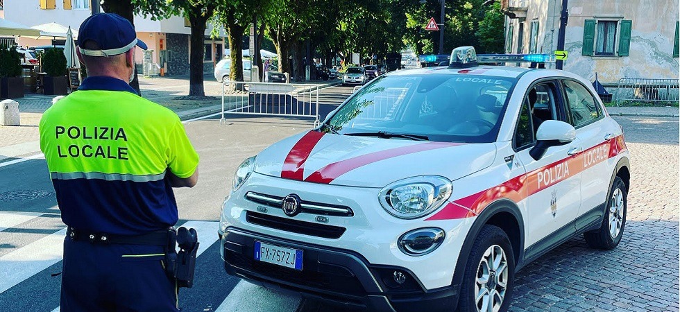 Parcheggia sul marciapiede e viene multato, un 70enne minaccia e attacca con epiteti sessisti un'agente della polizia locale
